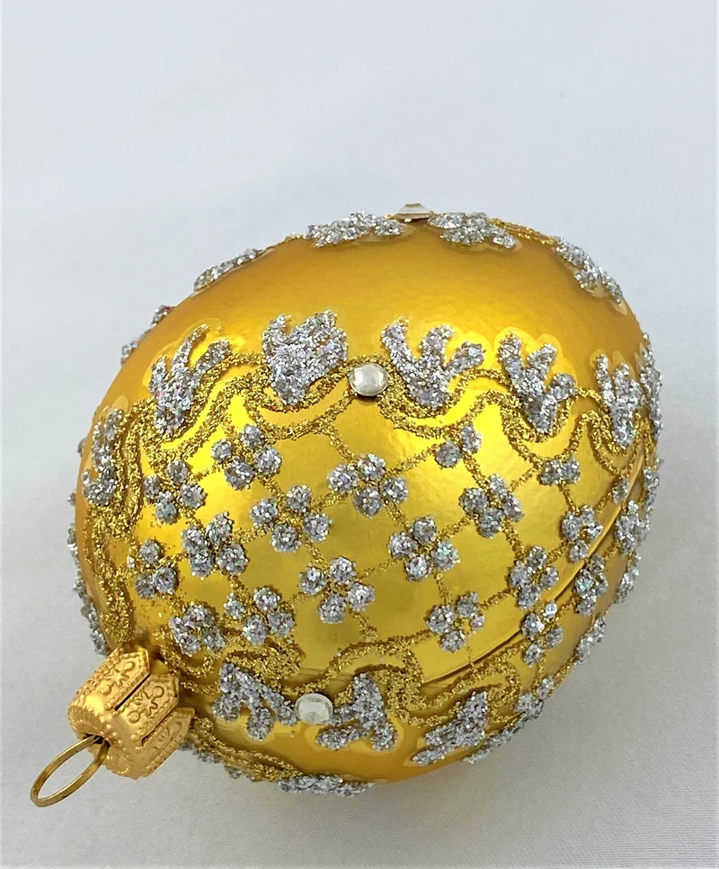 Goldenes Faberge-Ei mit silbernem Barock-Muster