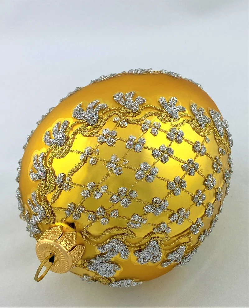 Goldenes Faberge-Ei mit silbernem Barock-Muster