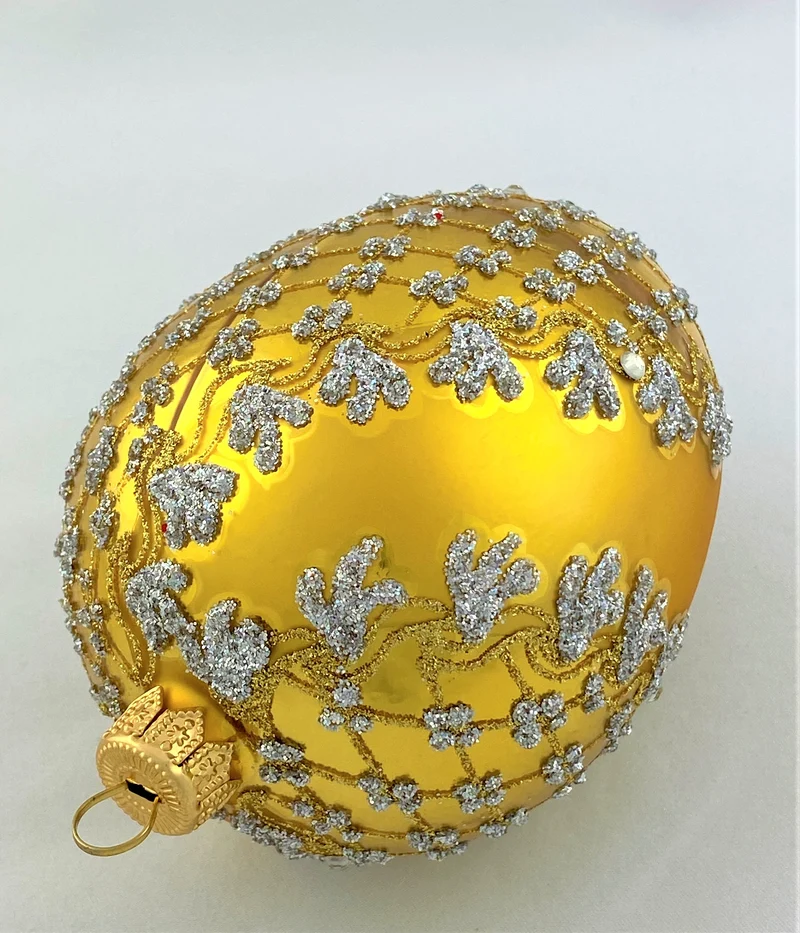 Goldenes Faberge-Ei mit silbernem Barock-Muster