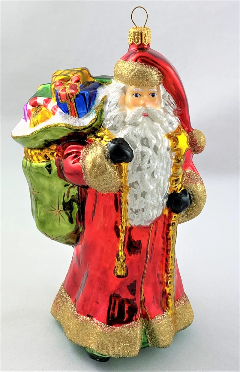 Weihnachtsmann mit langem weissem Bart bringt ganz viele Geschenke