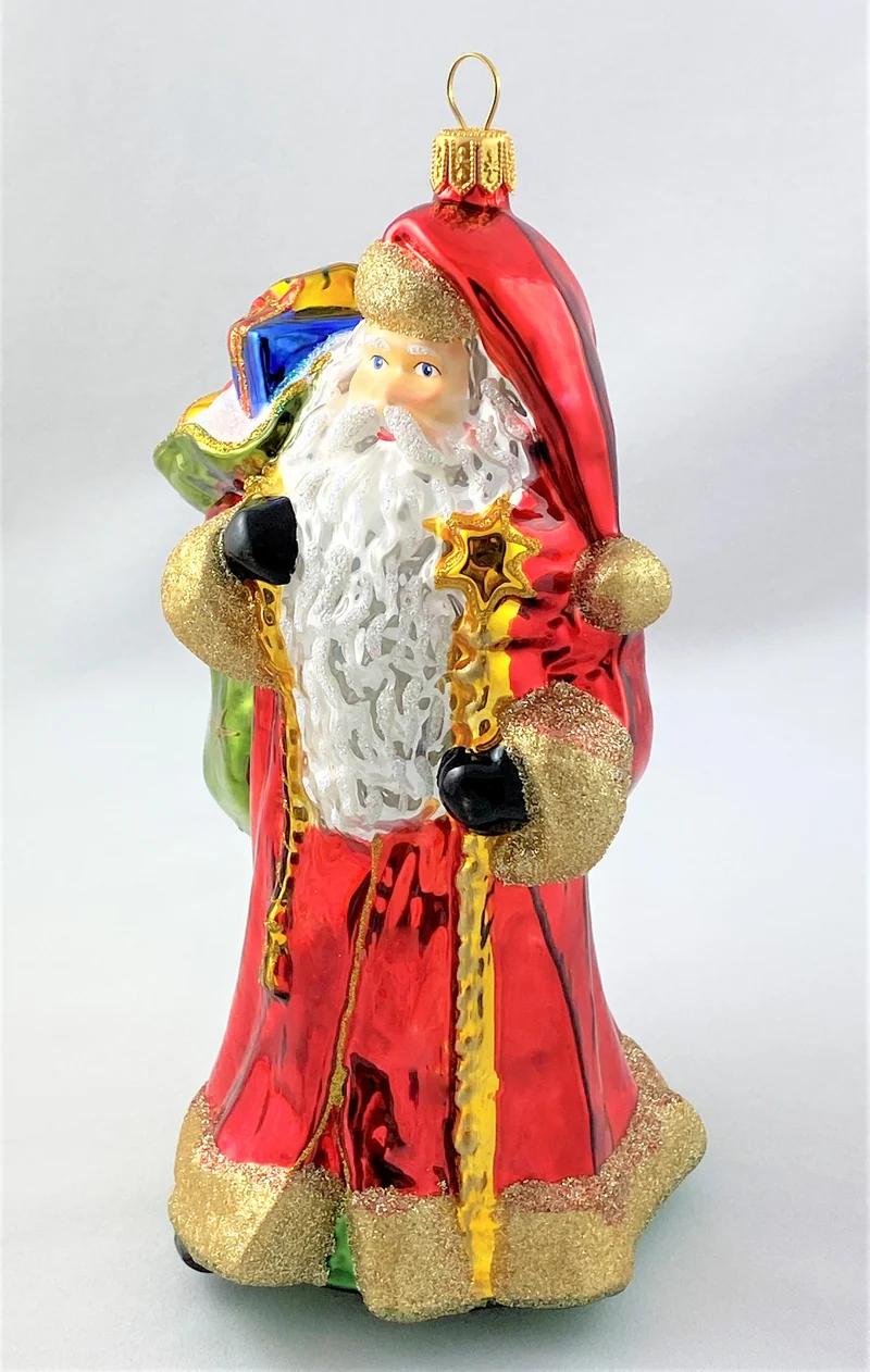 Weihnachtsmann mit langem weissem Bart bringt ganz viele Geschenke