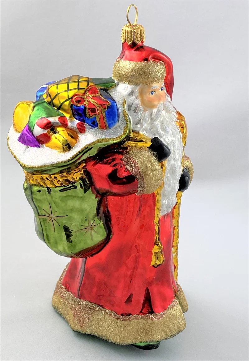 Weihnachtsmann mit langem weissem Bart bringt ganz viele Geschenke