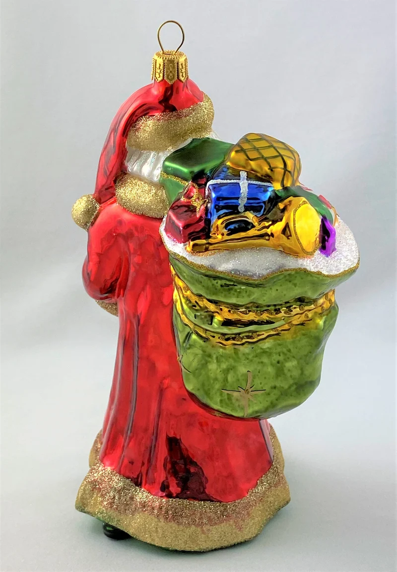 Weihnachtsmann mit langem weissem Bart bringt ganz viele Geschenke