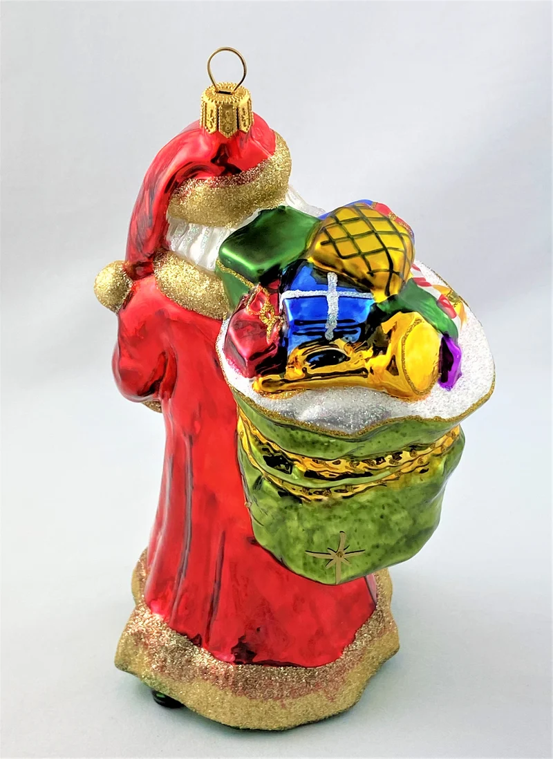 Weihnachtsmann mit langem weissem Bart bringt ganz viele Geschenke