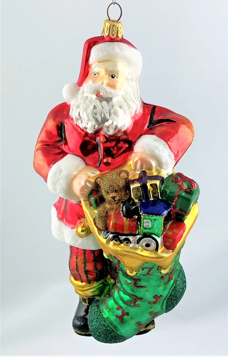 Santa Claus bringt den mit Geschenken prall gefüllten Weihnachtsstrumpf