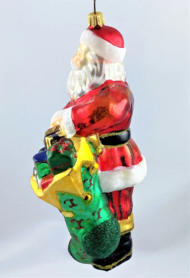 Santa Claus bringt den mit Geschenken prall gefüllten Weihnachtsstrumpf