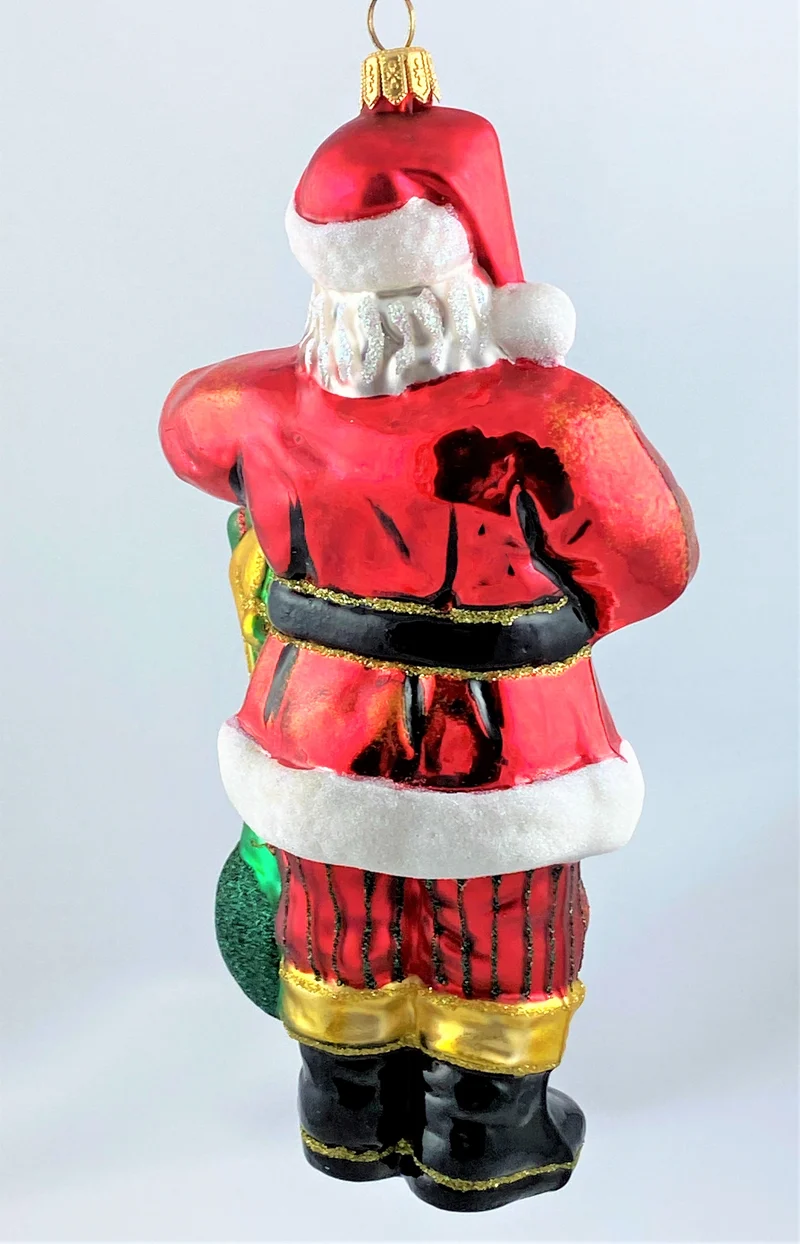 Santa Claus bringt den mit Geschenken prall gefüllten Weihnachtsstrumpf