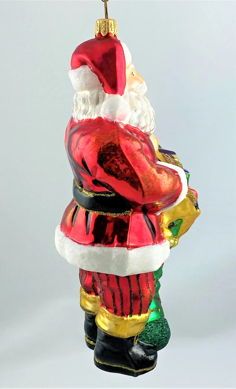 Santa Claus bringt den mit Geschenken prall gefüllten Weihnachtsstrumpf