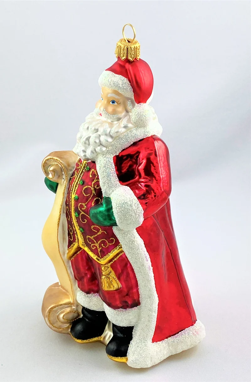 Nikolaus mit der langen Liste der Namen für die Bescherung