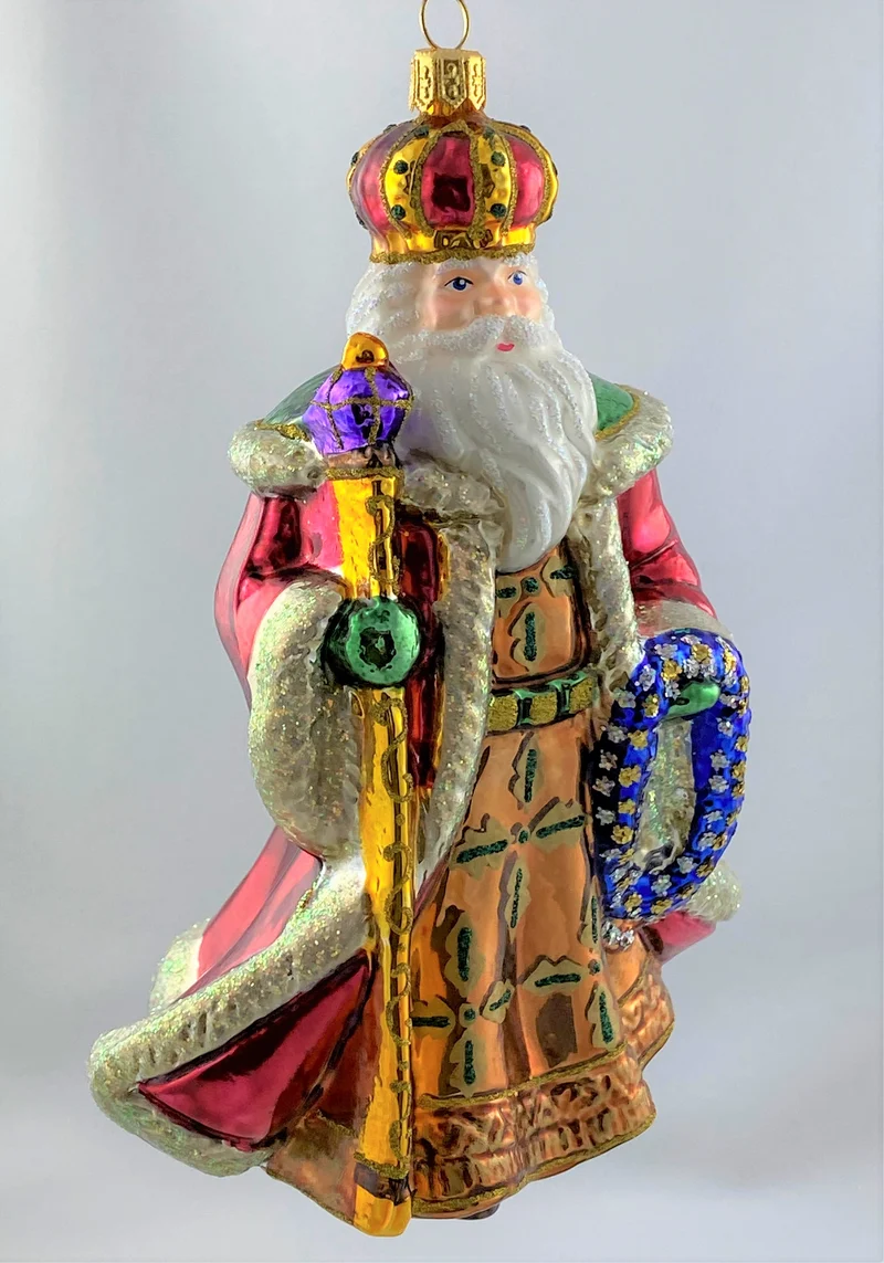 Nikolaus in braunem Gewand und goldenem Stab mit violetter Kugel