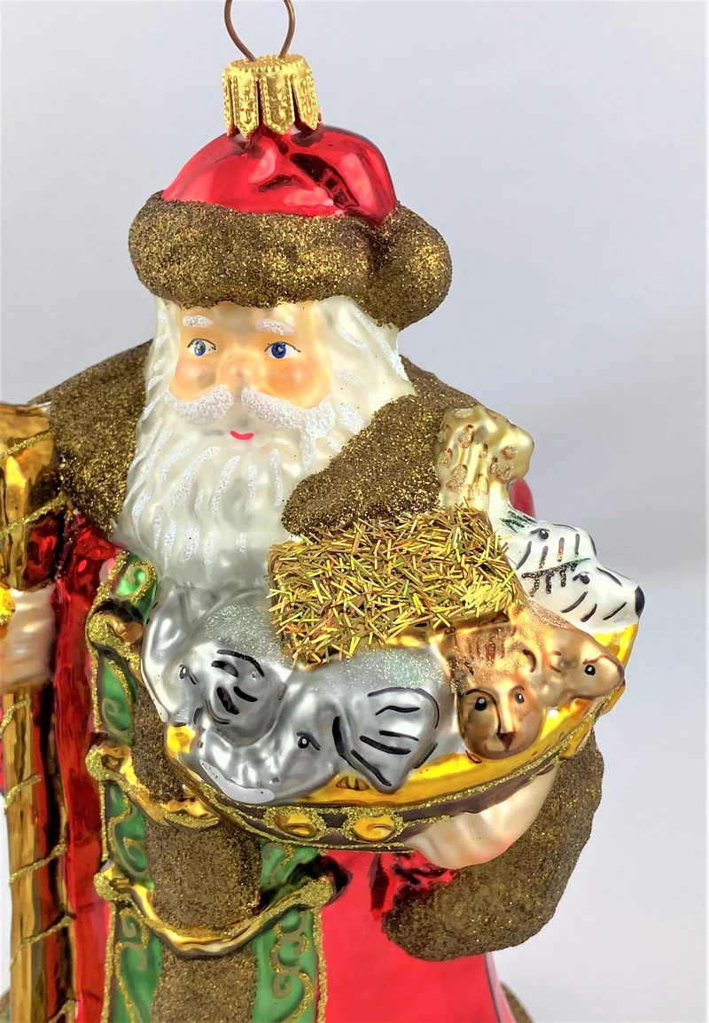 Nikolaus trägt die Arche Noah auf dem Arm