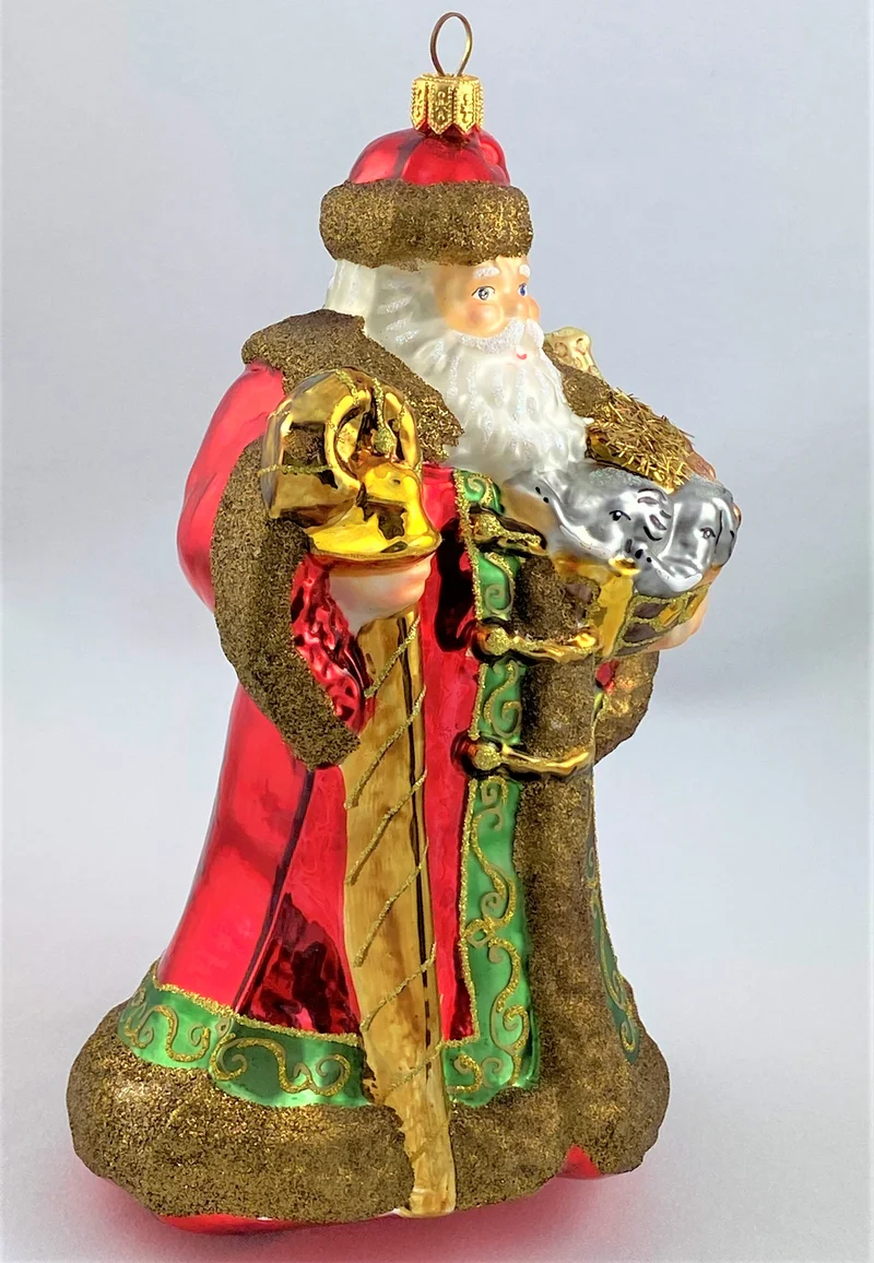 Nikolaus trägt die Arche Noah auf dem Arm