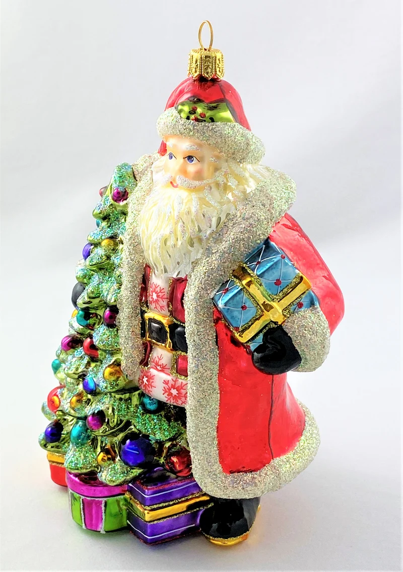Der Weihnachtsmann erfreut sich am schön geschmückten Weihnachtsbaum