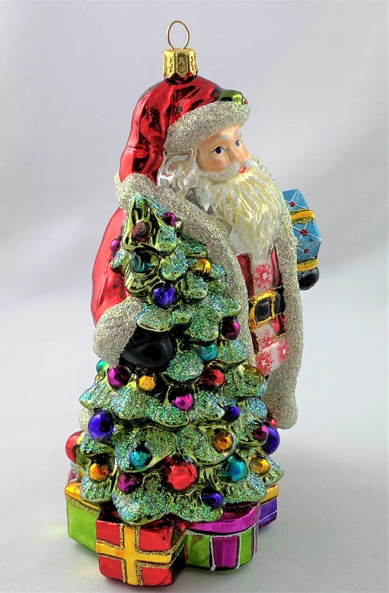 Der Weihnachtsmann erfreut sich am schön geschmückten Weihnachtsbaum