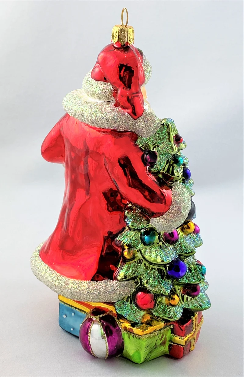 Der Weihnachtsmann erfreut sich am schön geschmückten Weihnachtsbaum
