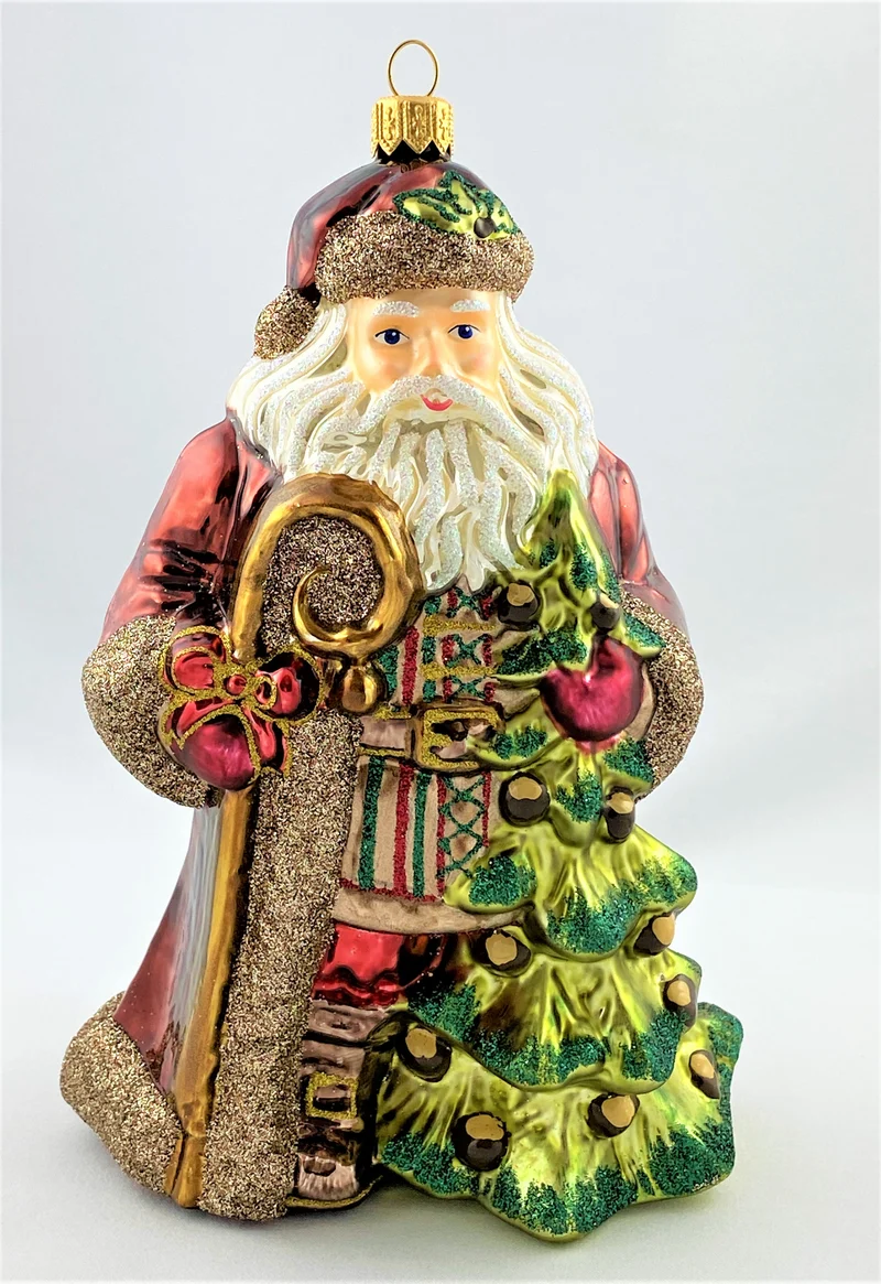 Weihnachtsmann hat gerade den Christbaum im Wald geholt