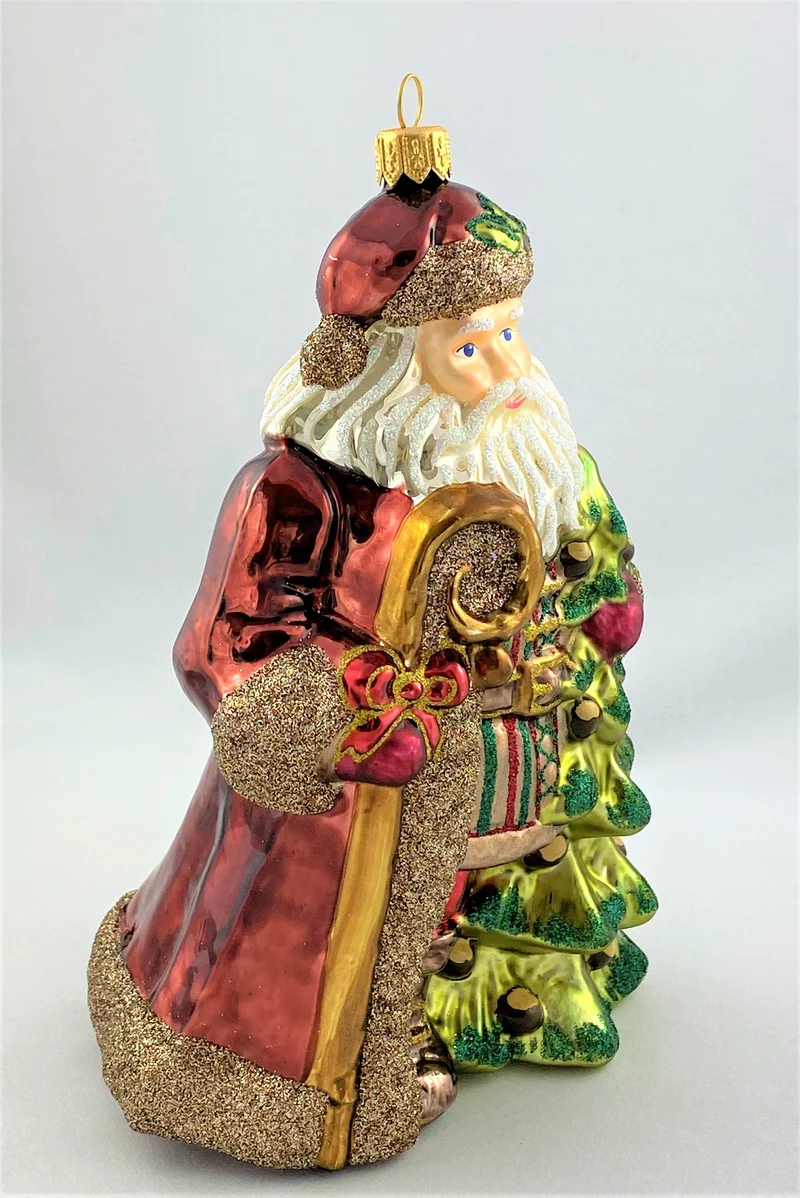 Weihnachtsmann hat gerade den Christbaum im Wald geholt