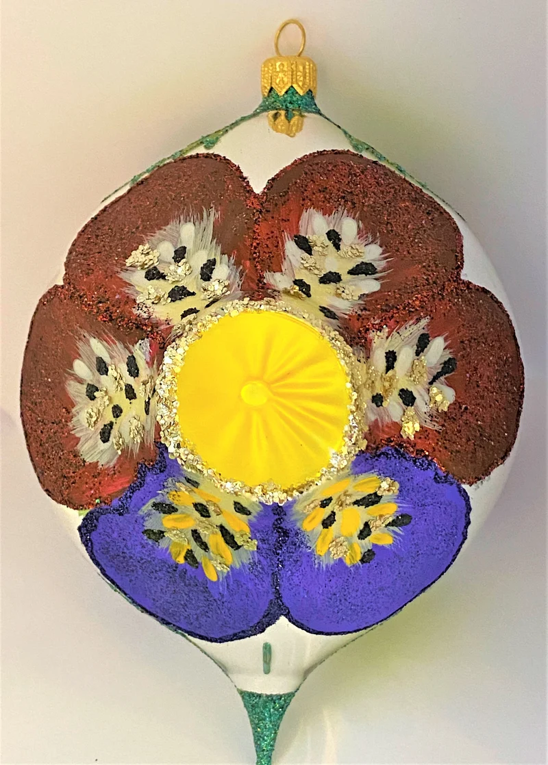 Grosse Kugel mit Stiefmütterchen-Motiv