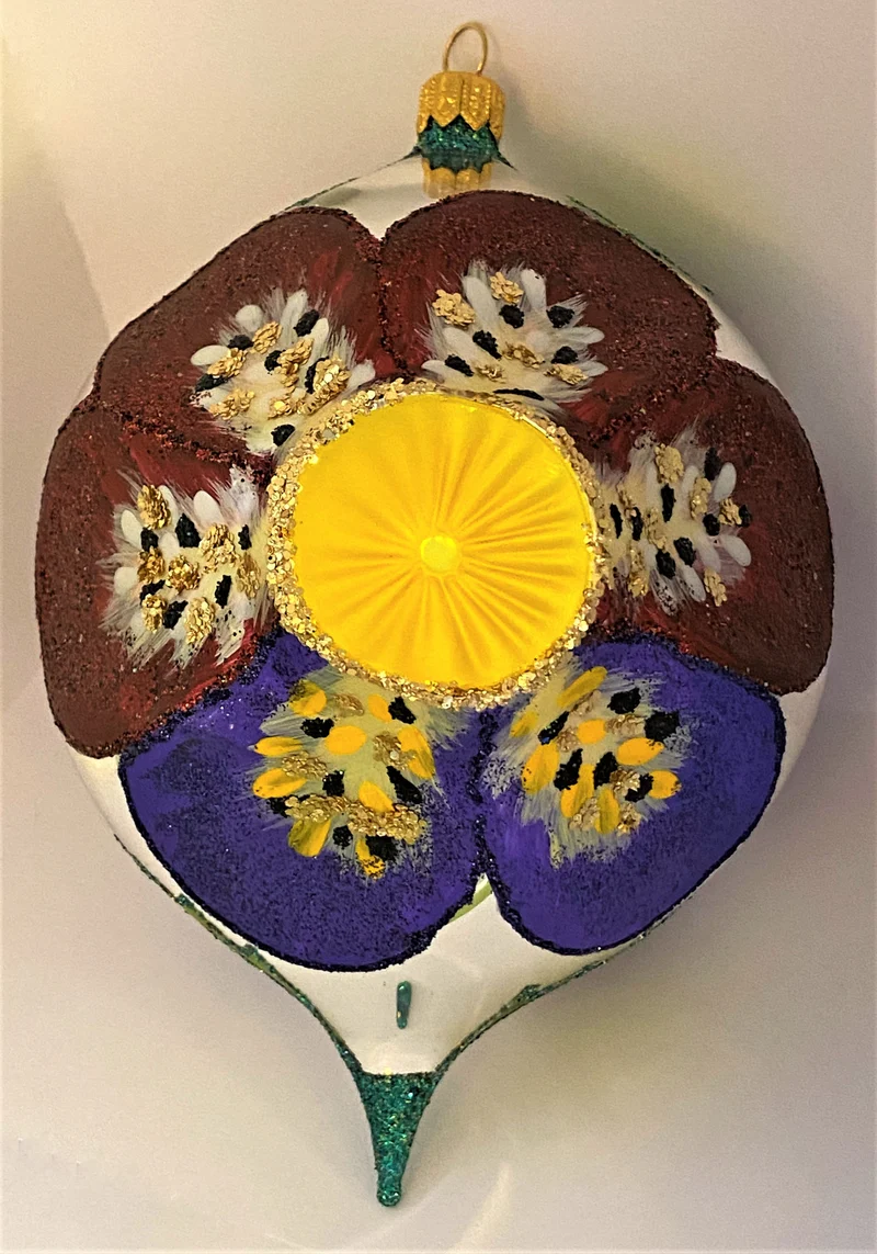Grosse Kugel mit Stiefmütterchen-Motiv