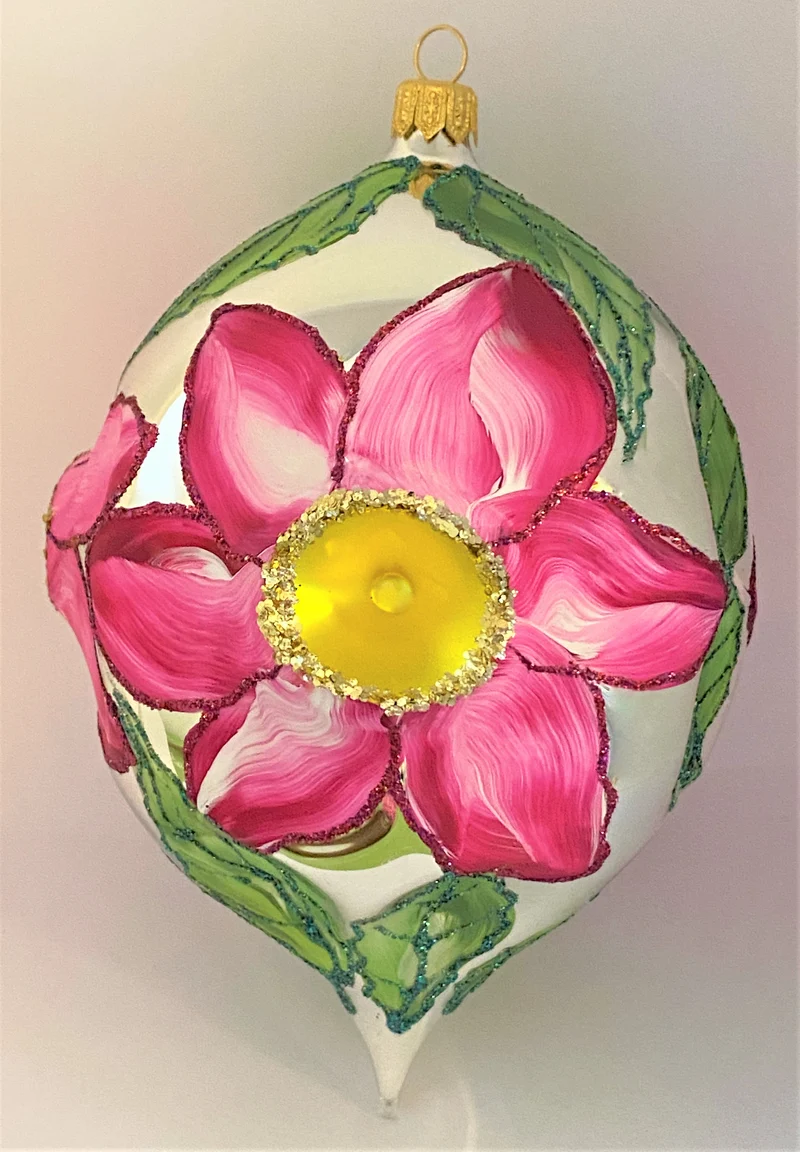 Grosse Kugel mit Magnolienblüten