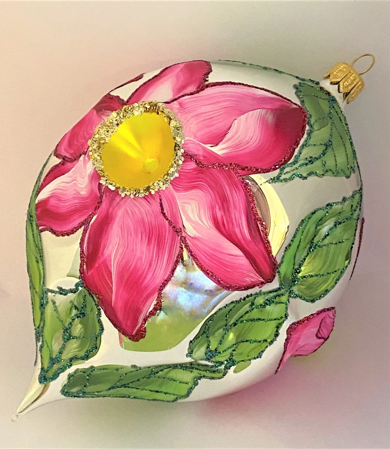 Grosse Kugel mit Magnolienblüten