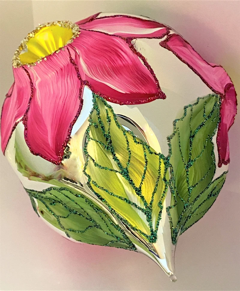 Grosse Kugel mit Magnolienblüten