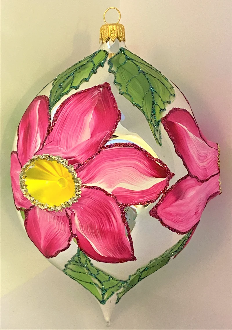 Grosse Kugel mit Magnolienblüten