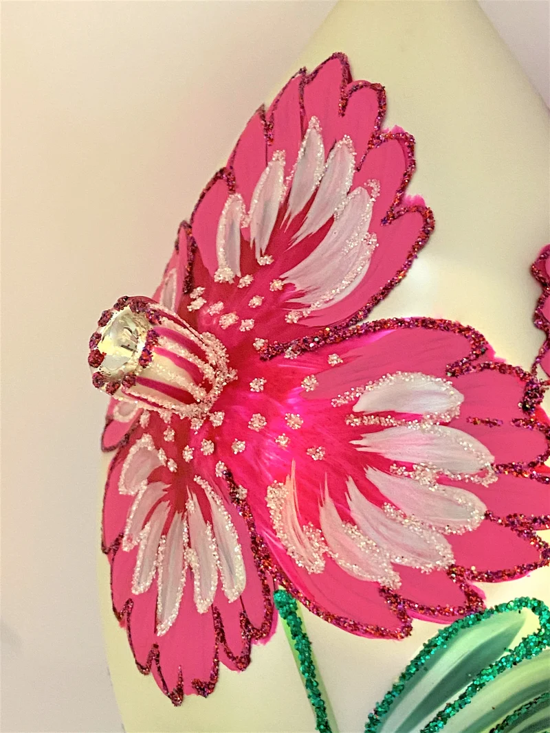 Grosses Ornament mit stilisiertem Nelken-Motiv