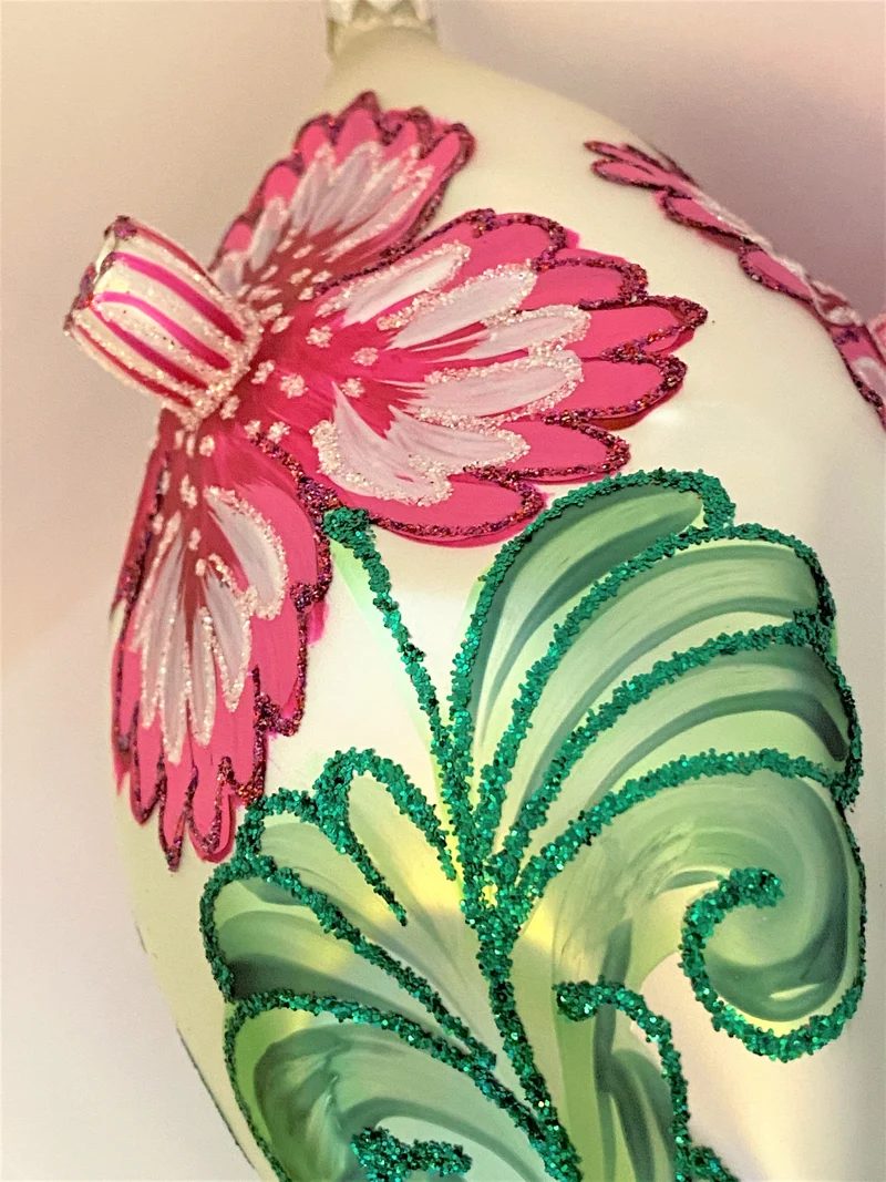 Grosses Ornament mit stilisiertem Nelken-Motiv