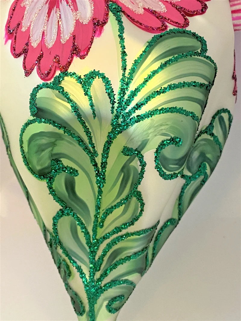 Grosses Ornament mit stilisiertem Nelken-Motiv