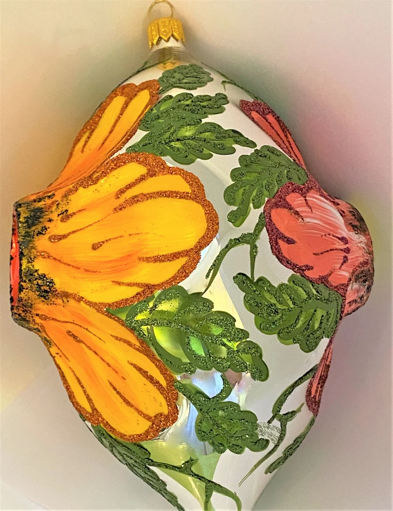 Grosse Kugel mit Blumen und Ranken