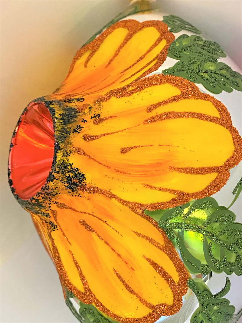 Grosse Kugel mit Blumen und Ranken