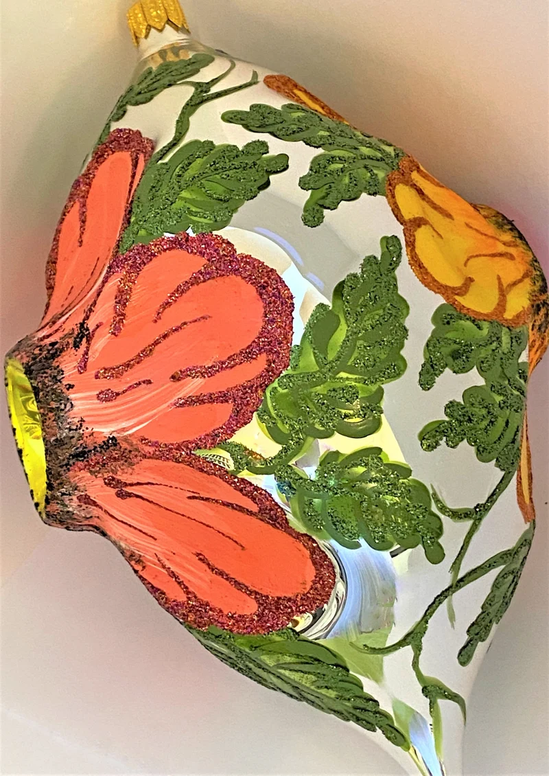 Grosse Kugel mit Blumen und Ranken