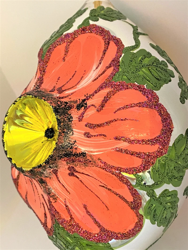 Grosse Kugel mit Blumen und Ranken