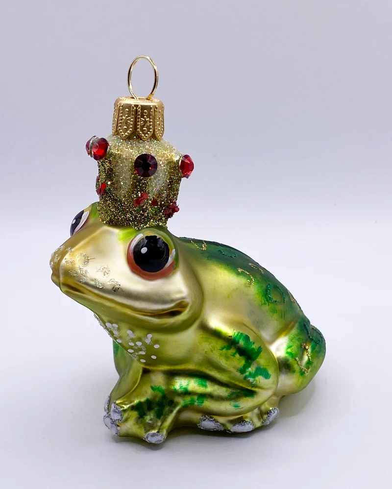 Froschkönig mit roten Steinen in der Krone