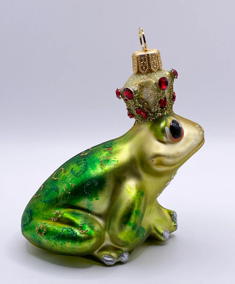 Froschkönig mit roten Steinen in der Krone