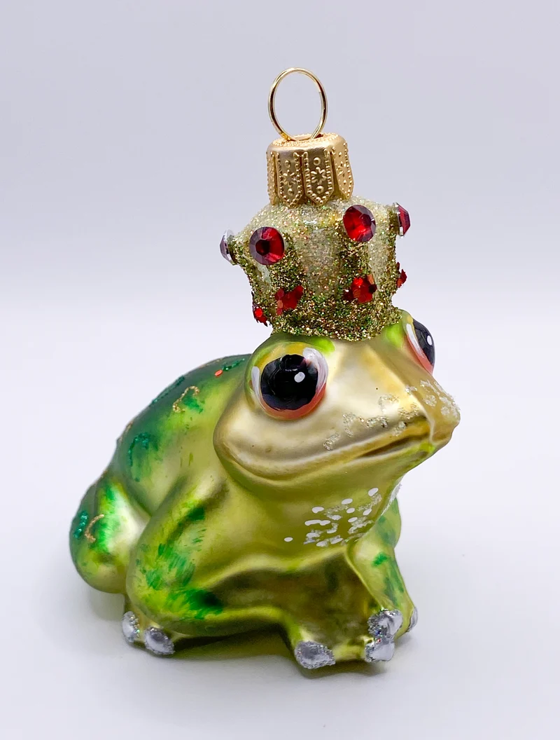 Froschkönig mit roten Steinen in der Krone