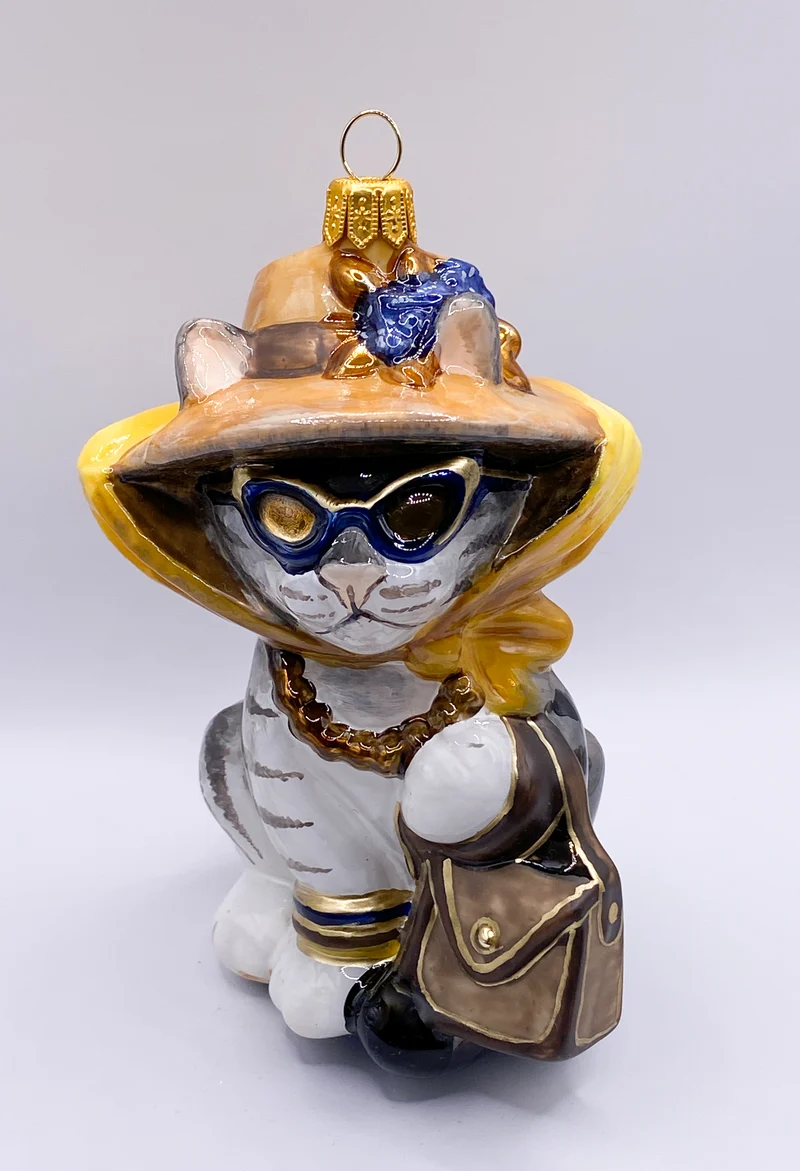 Graue Tiger-Katze mit Strohhut und Sonnenbrille, KOMOZJA MOSTOWSKI