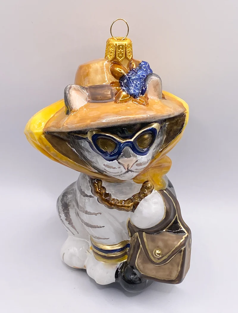 Graue Tiger-Katze mit Strohhut und Sonnenbrille, KOMOZJA MOSTOWSKI