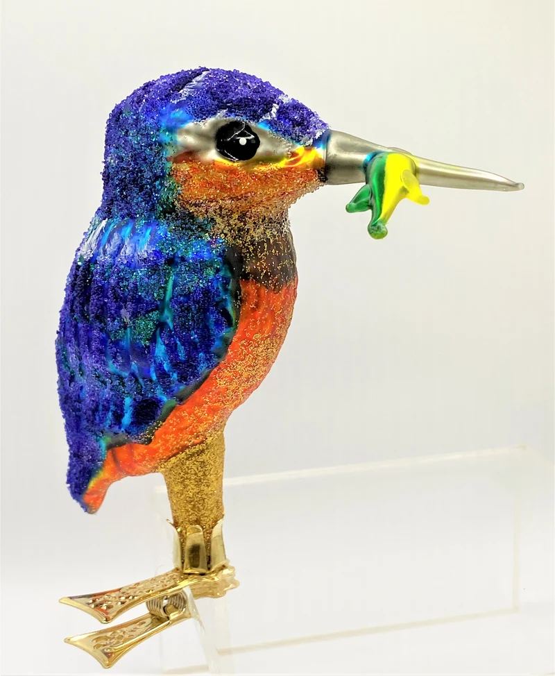 Grosser Eisvogel mit Fisch im Schnabel auf Clip
