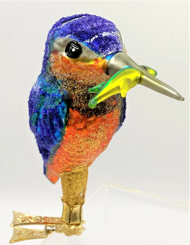 Grosser Eisvogel mit Fisch im Schnabel auf Clip