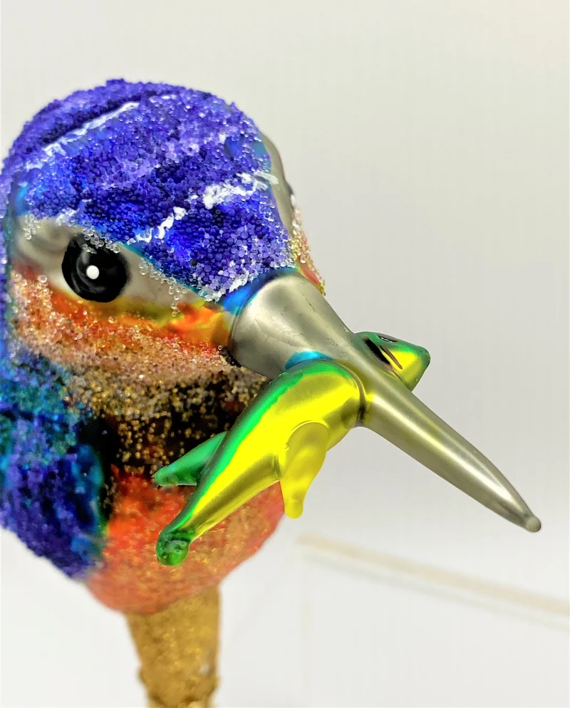 Grosser Eisvogel mit Fisch im Schnabel auf Clip