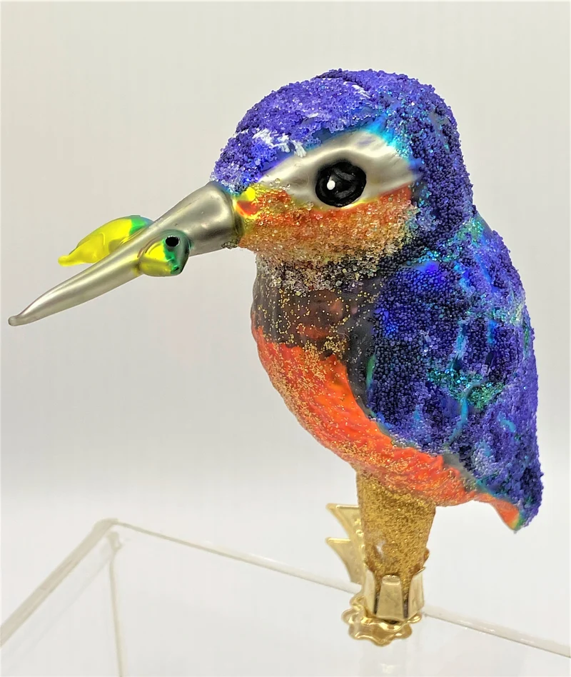 Grosser Eisvogel mit Fisch im Schnabel auf Clip