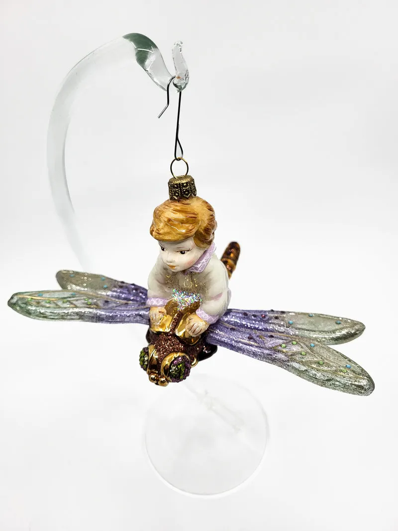 Kind fliegt auf der Libelle, AtlasArt