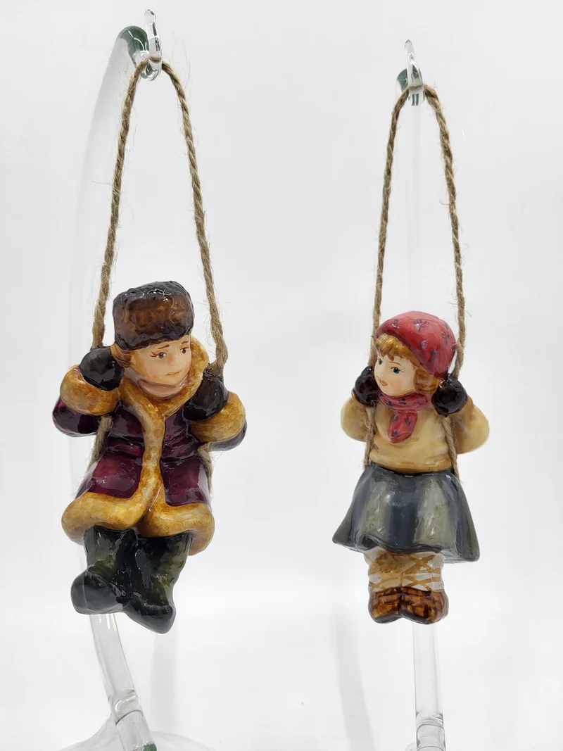 Junge und Mädchen auf Schaukel, 2er Set, in Holzbox von AtlasArt
