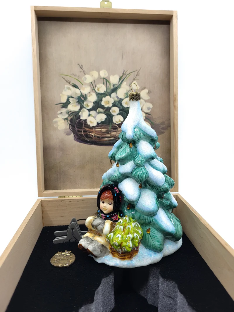 Mädchen sitzt unter dem verschneiten Baum, in Holzbox, AtlasArt