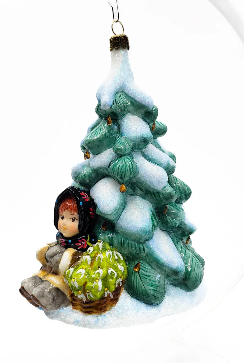Mädchen sitzt unter dem verschneiten Baum, in Holzbox, AtlasArt