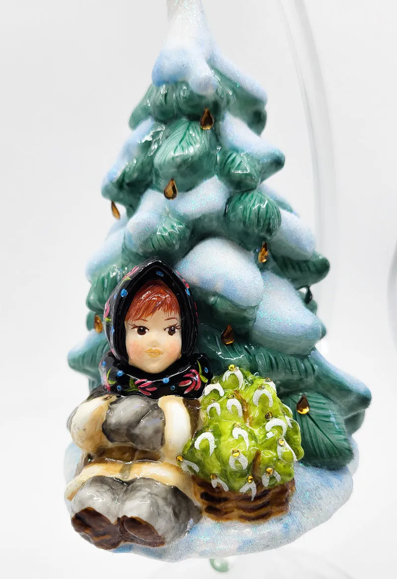 Mädchen sitzt unter dem verschneiten Baum, in Holzbox, AtlasArt