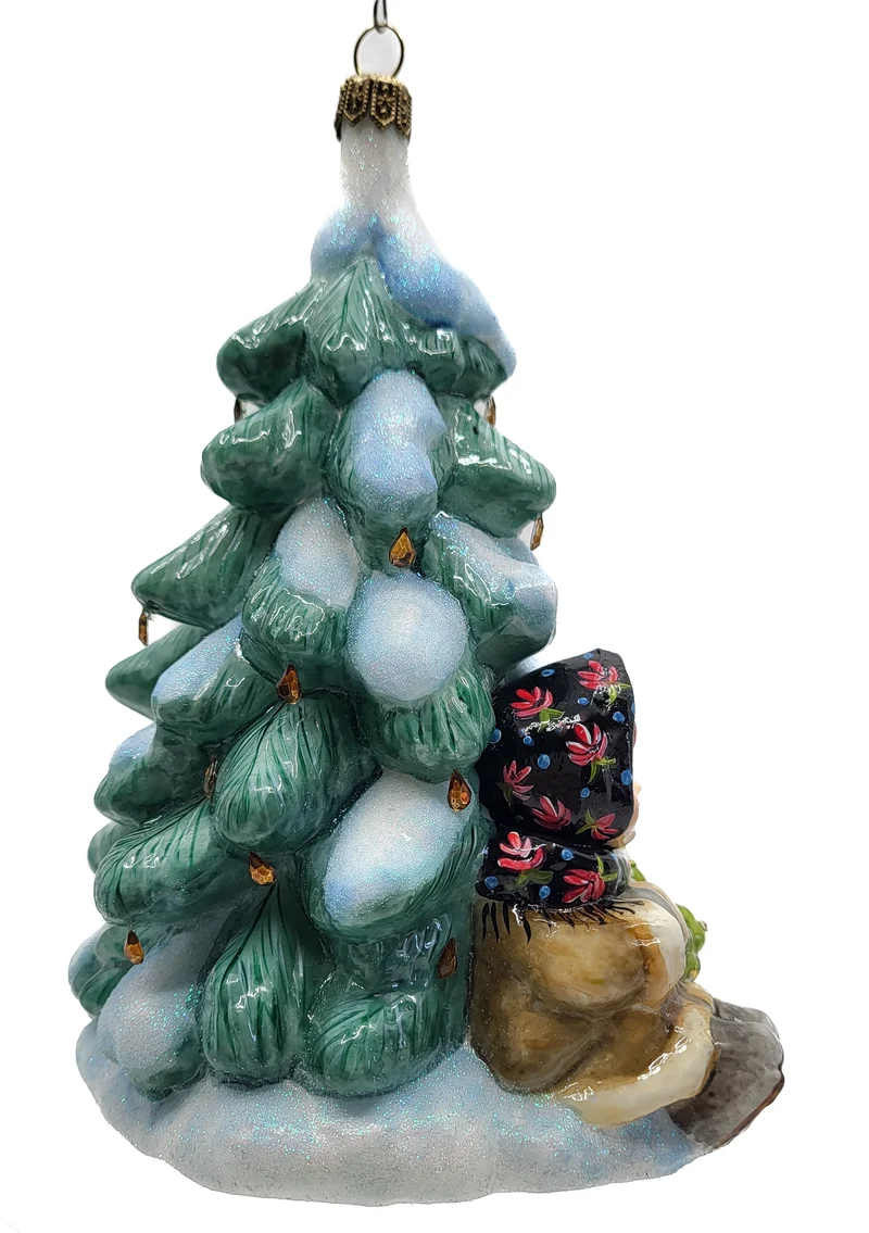Mädchen sitzt unter dem verschneiten Baum, in Holzbox, AtlasArt