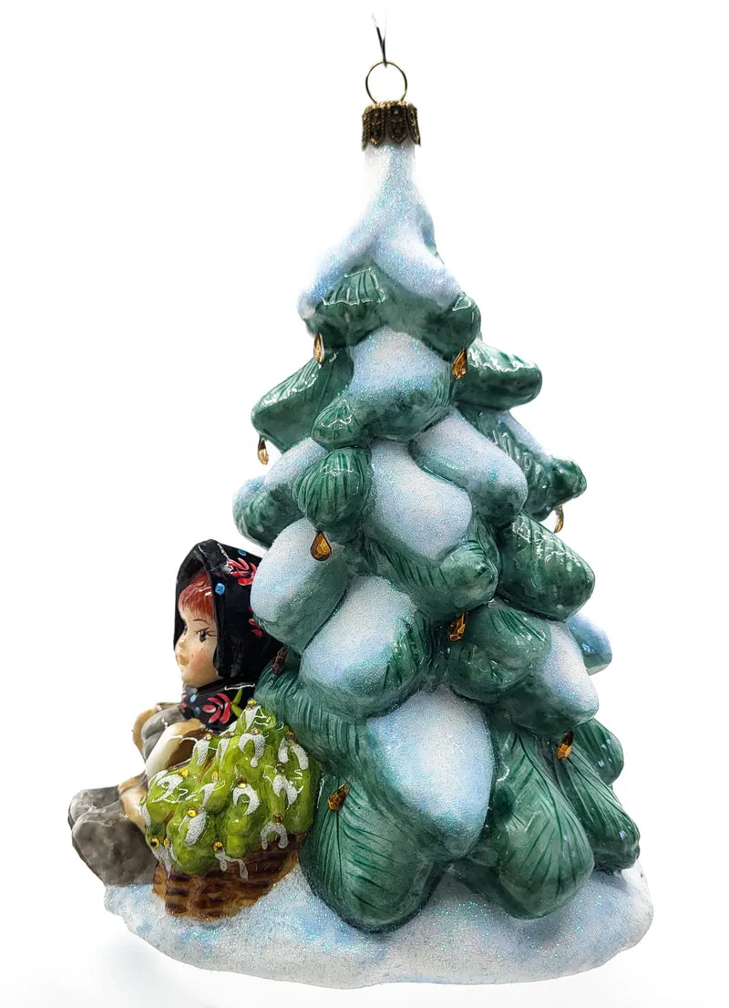 Mädchen sitzt unter dem verschneiten Baum, in Holzbox, AtlasArt